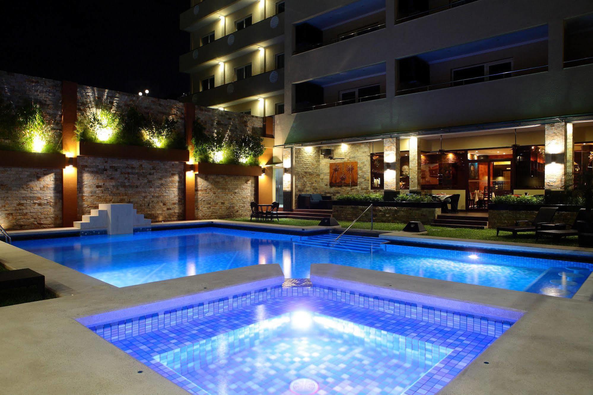 Queens Hotel Angeles City Bagian luar foto